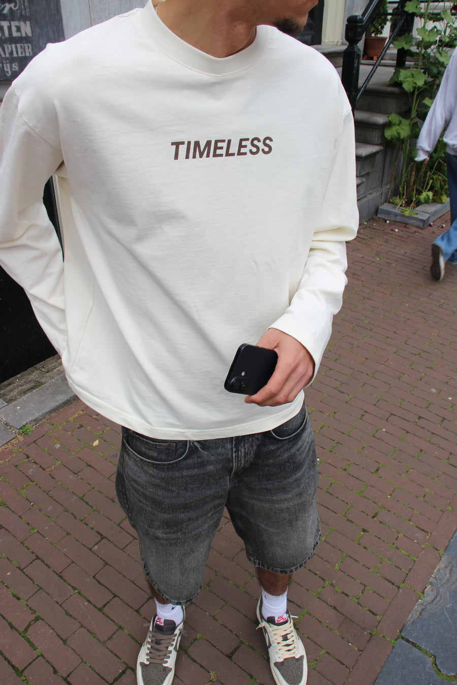Longsleeve Timeless worn by the Timeless community
